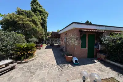 Villino a Schiera in vendita, Via Ipparco di Nicea, Roma