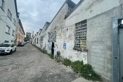 Capannone in vendita, Viale Montegrappa, Pavia