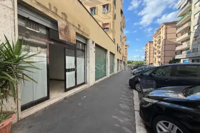 Negozio in vendita, Via Calpurnio Pisone, Roma