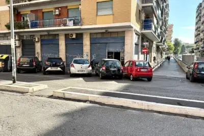 Negozio in vendita, Via Lucio Calpurnio Bibulo, Roma