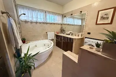 Casa in vendita, Via Elio Lampridio Cerva, Roma