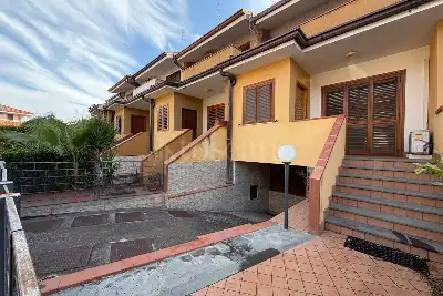 Villino a Schiera in vendita, Via della Regione, San Giovanni la Punta