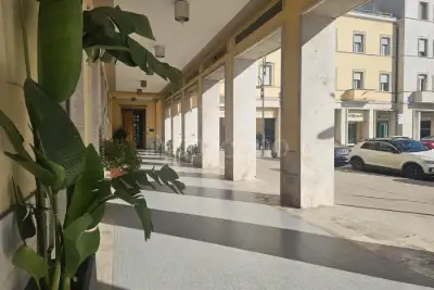 Negozio in affitto, Piazza della Libertà, Latina