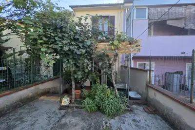 Villino a Schiera in vendita, Via delle Fonti, Prato