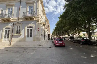 Palazzo in vendita, Via Caltanissetta, Siracusa