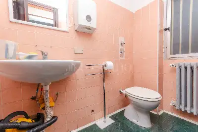 Negozio in vendita, Via Parmigianino, Milano