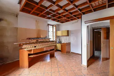 Negozio in vendita, Via Montello, Cantù