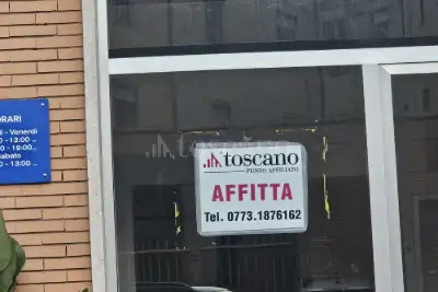 Negozio in affitto, Via Giosuè Carducci, Latina
