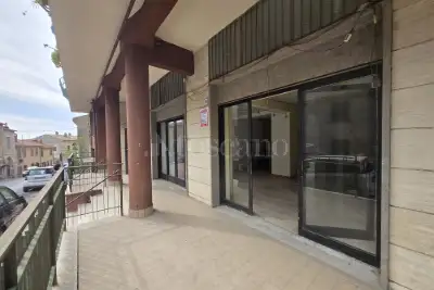 Negozio in vendita, Via Teodolfo Mertel, Allumiere