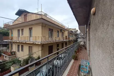 Casa in vendita, San Giovanni La Punta, Via Buscemi, salone doppio, cucina abitabile, tre camere, servizio, lavanderia., San Giovanni la Punta