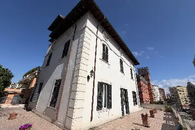 Palazzo in vendita, Via Casalmonferrato, Roma