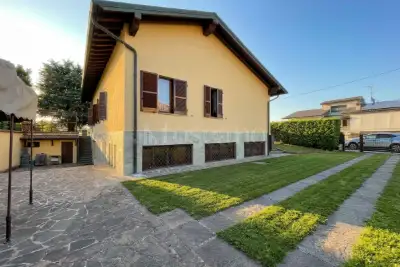 Villa in vendita, Via Fratelli Rosselli, Lograto