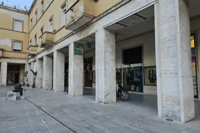Negozio in vendita, Piazza della Libertà, Latina