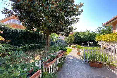 Villa Bifamiliare in vendita, Via Civate, Roma