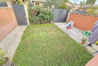 Villino a Schiera in vendita, Via Azzanello , Roma