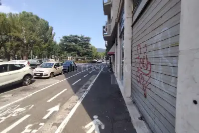 Negozio in vendita, Via Ugo Foscolo, Brescia