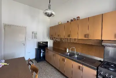 Villino a Schiera in vendita, Via Edmondo de Amicis, Prato