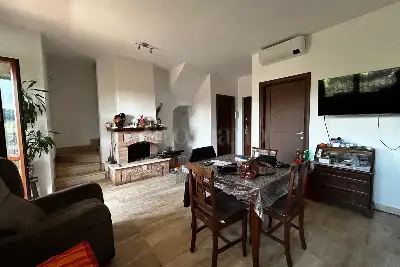 Villino a Schiera in vendita, Via Solopaca, Roma