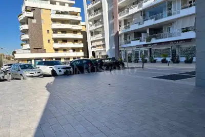 Negozio in affitto, Viale Gianluigi Bonelli, Roma