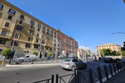 Negozio in affitto, Largo Brindisi, Roma
