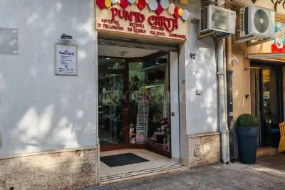 Negozio in affitto, Viale Commenda, Brindisi