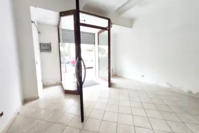Negozio in affitto, Viale Commenda, Brindisi