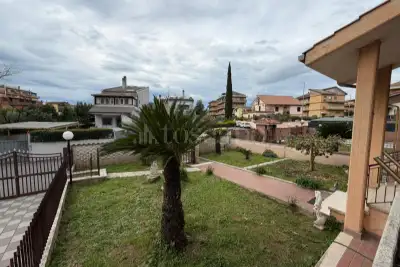 Villa in vendita, Via Taleggio, Roma