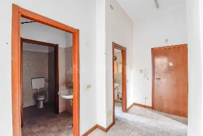 Negozio in vendita, Via Montello, Cantù