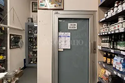 Negozio in vendita, Strada Maggiore, Bologna