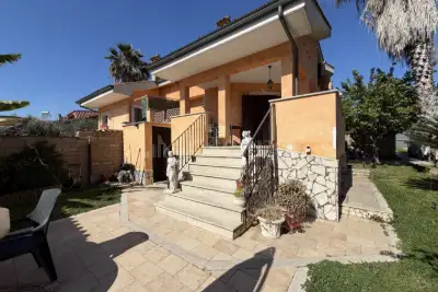 Villino a Schiera in vendita, Via Urbino, Ardea