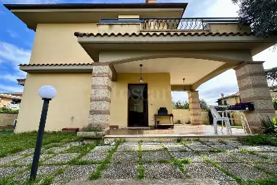 Villino a Schiera in vendita, Via Gozzi, Anzio