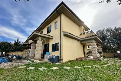 Villino a Schiera in vendita, Via Gozzi, Anzio