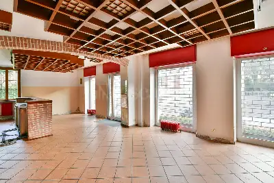 Negozio in vendita, Via Montello, Cantù