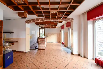 Negozio in vendita, Via Montello, Cantù