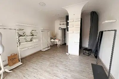 Negozio in vendita, Via Edoardo Jenner, Roma