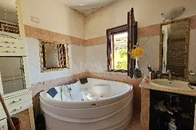 Villa in vendita, Via Rumenia , Pomezia