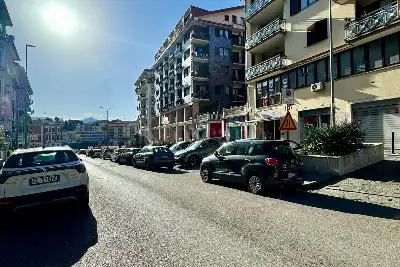 Negozio in affitto, Via Due Principati, Avellino