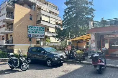 Negozio in vendita, Via Al Sesto Miglio, Roma