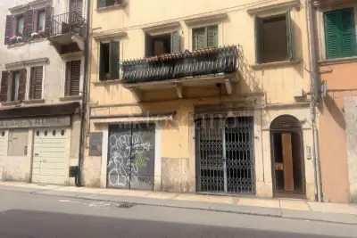 Negozio in affitto, Via Giosuè Carducci, Verona