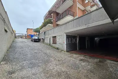 Box in vendita, Via Tuscolana, Roma