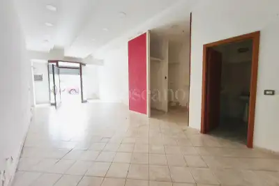 Negozio in affitto, Viale Commenda, Brindisi