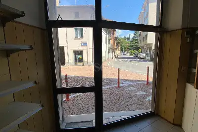 Negozio in vendita, Via Antonietta Castagna, Viggiù
