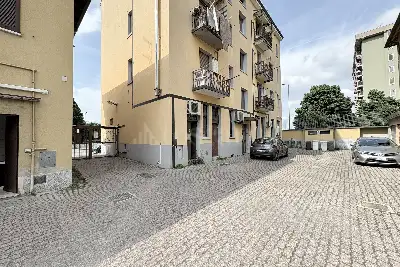 Negozio in vendita, Via Lodovico Il Moro, Milano