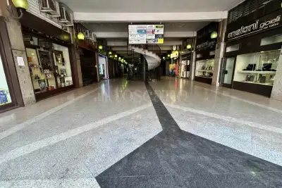 Negozio in vendita, Via Tuscolana, Roma