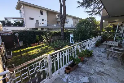 Villino a Schiera in vendita, Via Calosso, Roma