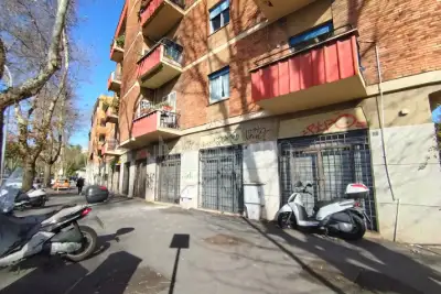 Negozio in vendita, Lungotevere degli Inventori, Roma