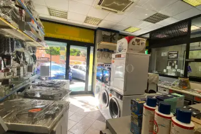 Negozio in vendita, Via dei Frassini, Roma
