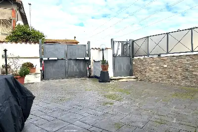 Villino a Schiera in vendita, Via Casaluce, Roma