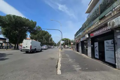 Negozio in vendita, Via Tuscolana, Roma