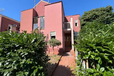 Villino a Schiera in vendita, Via Salvatore Quasimodo, Valverde